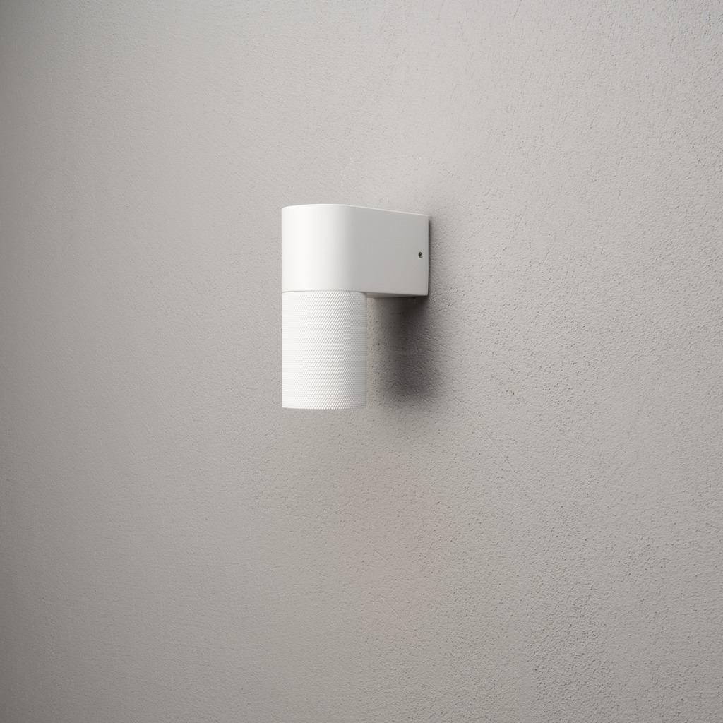Temi Wit buitenlamp Van Konstsmide - Dankzij het ronde design en het directe licht is het ideaal voor het creëren van een verfijnde sfeer in entrees en looppaden.