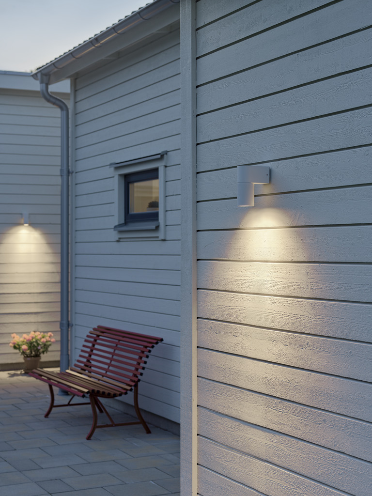 Temi Wit buitenlamp Van Konstsmide - Dankzij het ronde design en het directe licht is het ideaal voor het creëren van een verfijnde sfeer in entrees en looppaden.