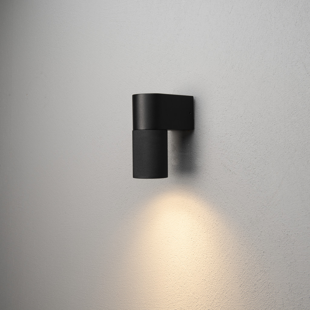 Temi Zwart buitenlamp Van Konstsmide - Dankzij het ronde design en het directe licht is het ideaal voor het cre&euml;ren van een verfijnde sfeer in entrees en looppaden.