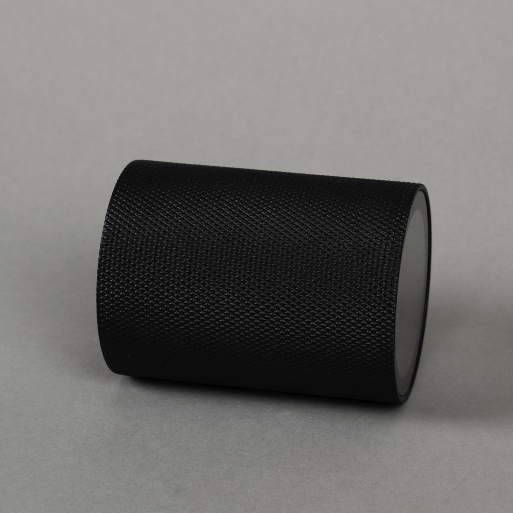 Temi Zwart buitenlamp Van Konstsmide - Het minimalistische, ronde ontwerp zorgt voor een verfijnde toets en cre&euml;ert een prachtig lichtspel dat de gevel accentueert.