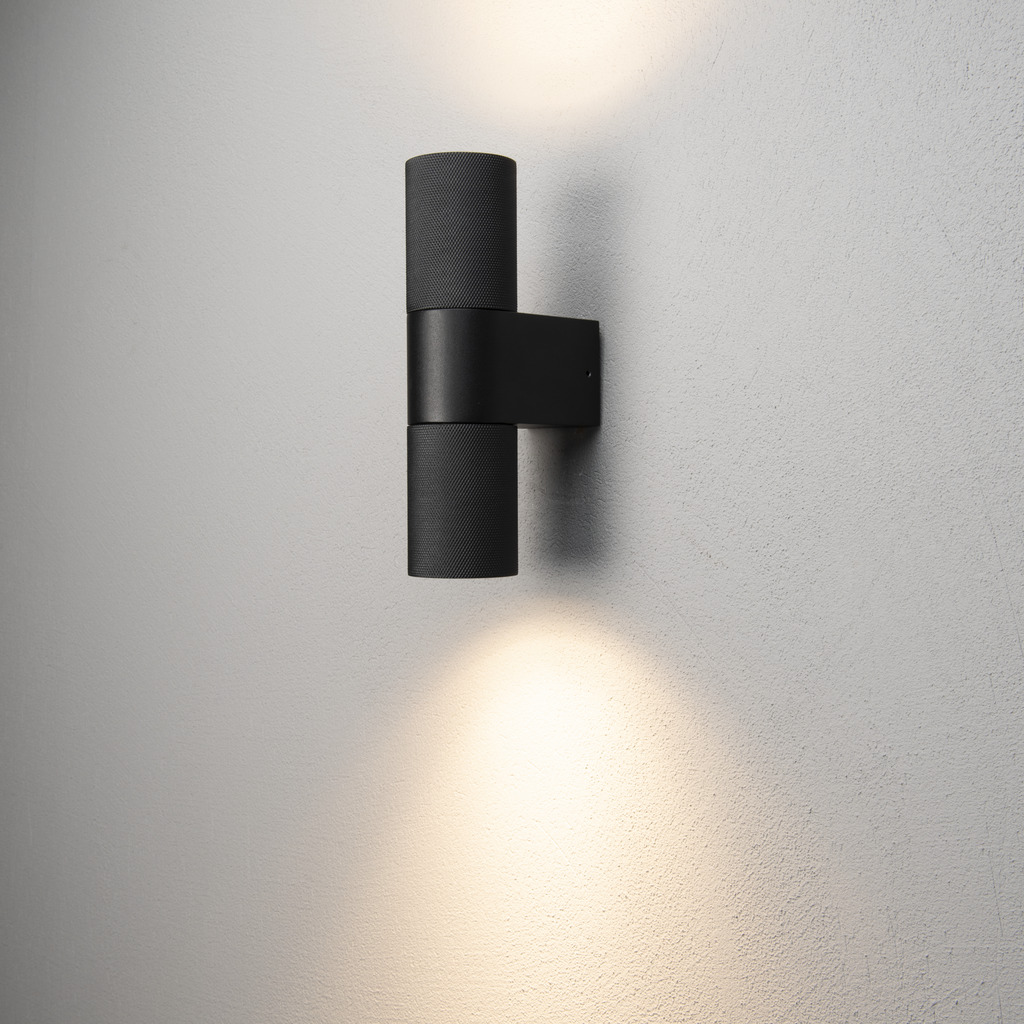 Temi Zwart buitenlamp Van Konstsmide - Het minimalistische, ronde ontwerp zorgt voor een verfijnde toets en cre&euml;ert een prachtig lichtspel dat de gevel accentueert.