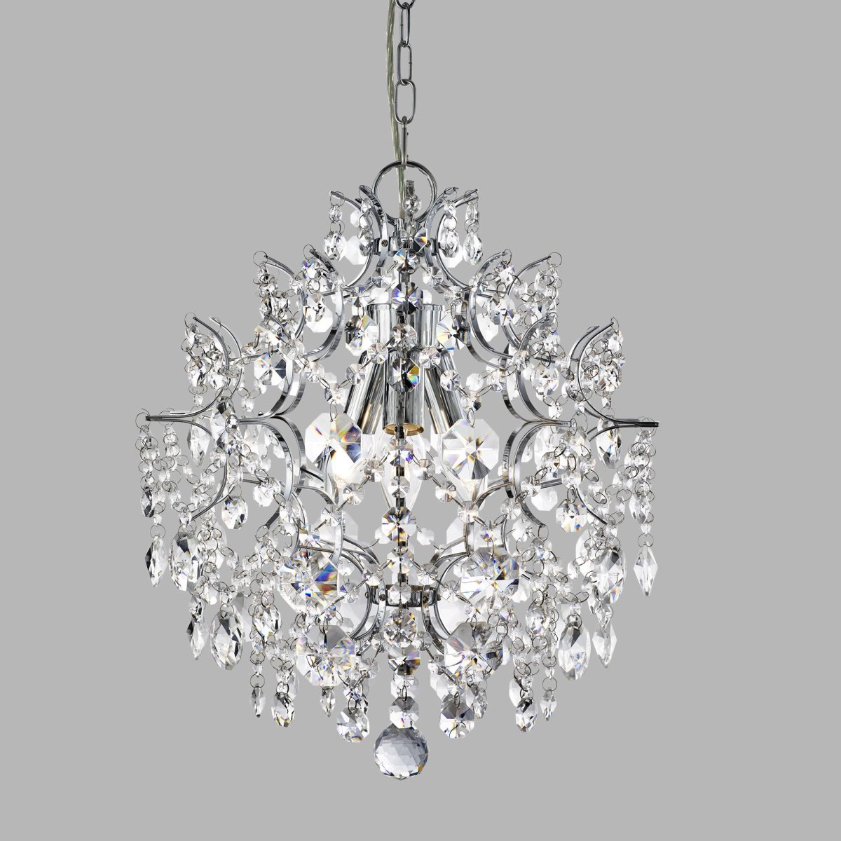 Harrietta Ø40 Chroom kristal Van Searchlight - De gedetailleerde kroonluchter is gevuld met decoratieve, heldere kristallen details die aan kleine, chroomkleurige spiralen hangen en de drie centrale lichtbronnen aanvullen.