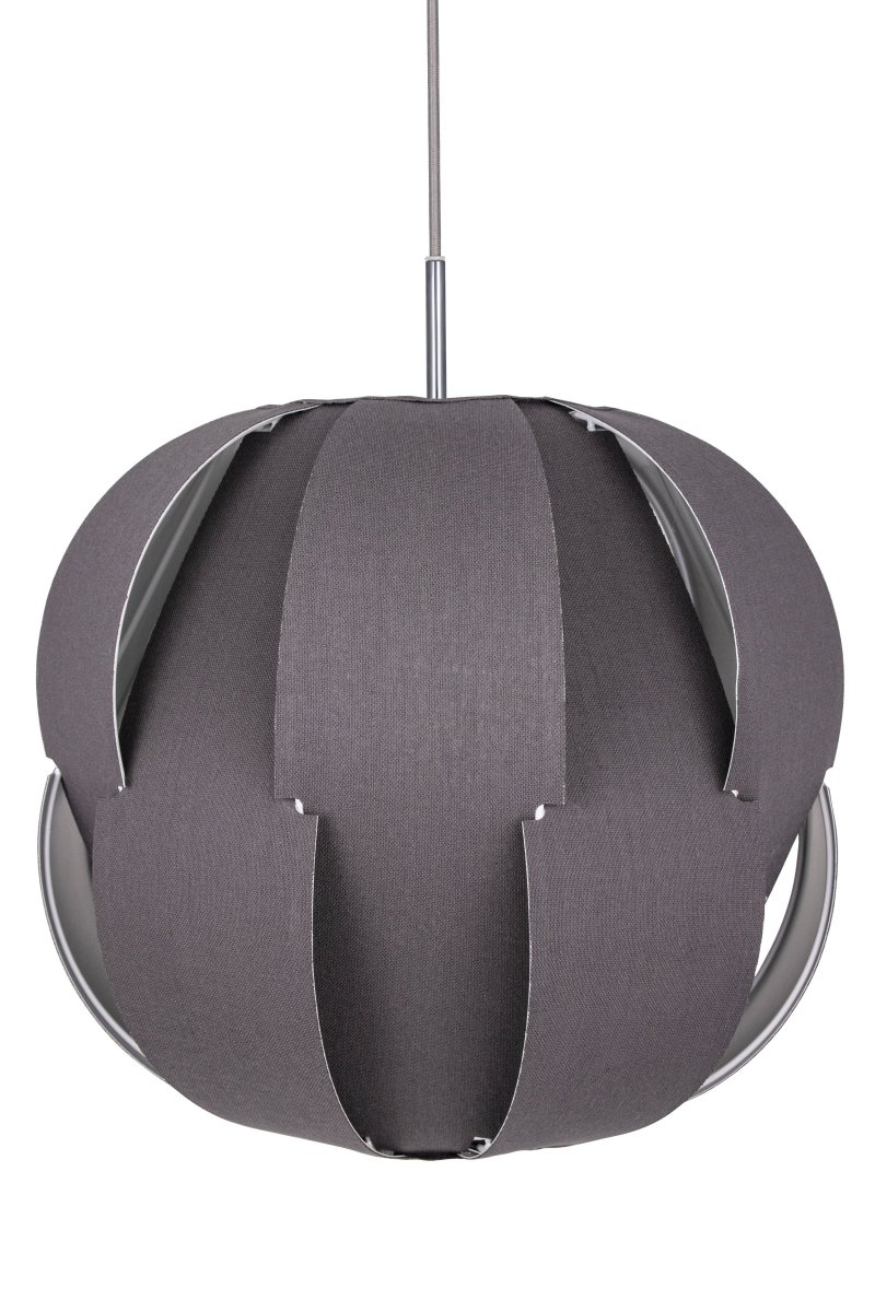 Pavot Ø45 Grijs hanglamp Van Globen Lighting - De linnen stof is om een metalen frame gespannen en een chromen metalen pin vormt een brug tussen de lampenkap en de 120 cm lange grijze textielkabel.