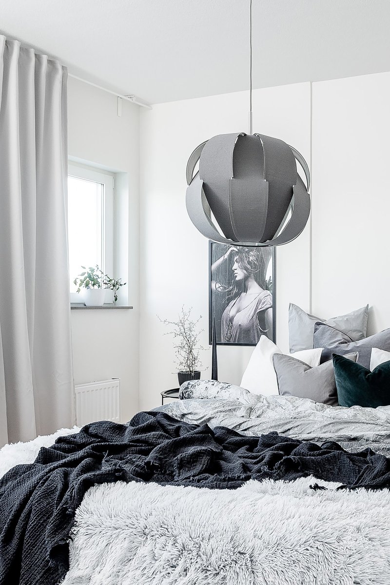 Pavot Ø45 Grijs hanglamp Van Globen Lighting - De linnen stof is om een metalen frame gespannen en een chromen metalen pin vormt een brug tussen de lampenkap en de 120 cm lange grijze textielkabel.