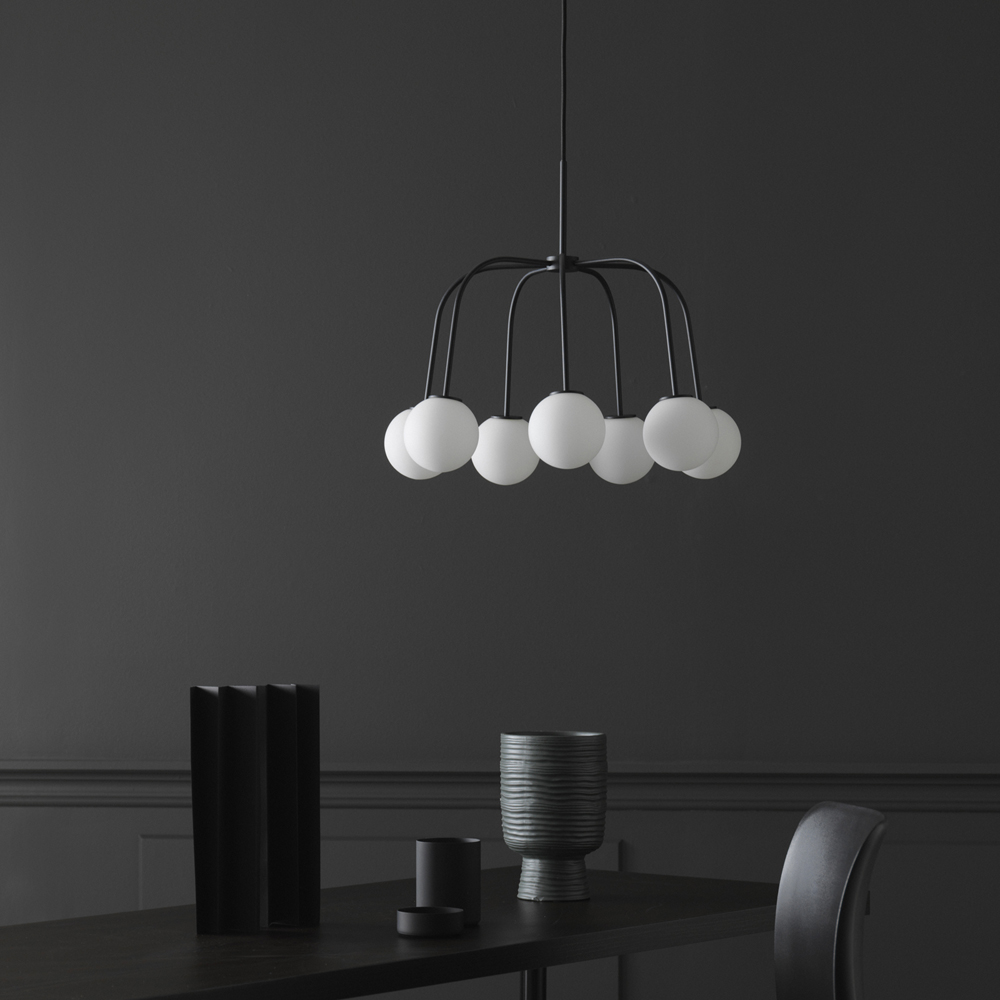 Waterfall Ø50 Zwart hanglamp Van CO Bankeryd - De plafondlamp past goed boven een eettafel in de keuken of eetkamer en vormt zo een sobere en moderne blikvanger in de kamer.