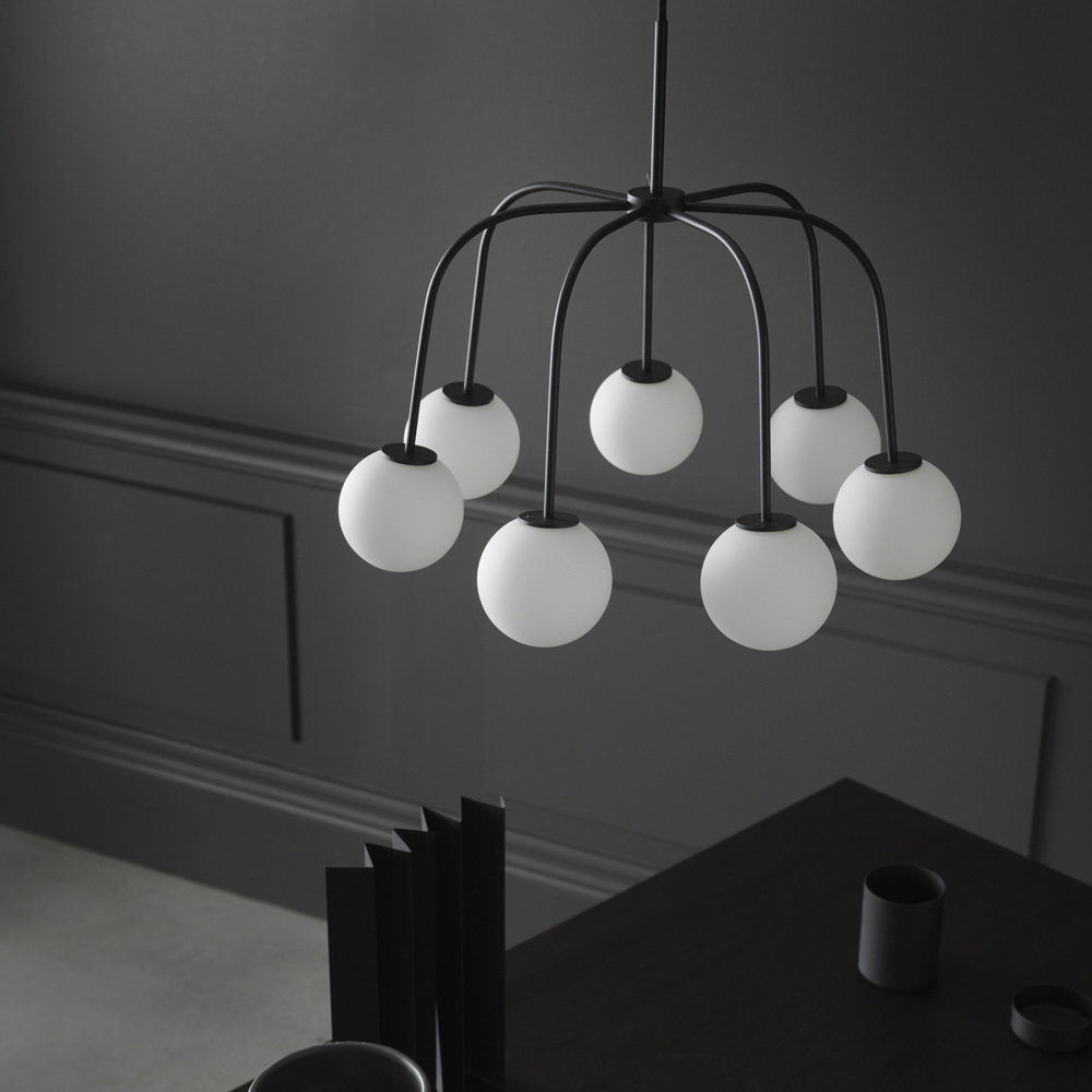 Waterfall Ø50 Zwart hanglamp Van CO Bankeryd - De plafondlamp past goed boven een eettafel in de keuken of eetkamer en vormt zo een sobere en moderne blikvanger in de kamer.