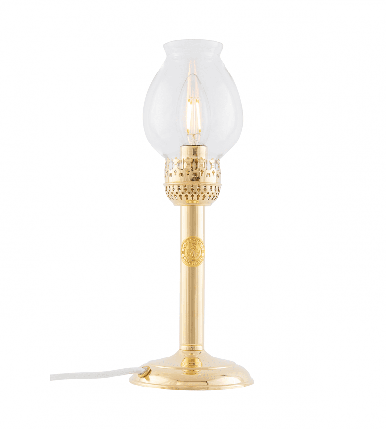 Karlskrona Elec Lantern Messing Van Karlskrona lampfabrik - De klassieke Karlskrona-lantaarn in elektrische uitvoering is al meer dan 100 jaar in het assortiment van Karlskrona Lampfabrik en is nog steeds erg populair.