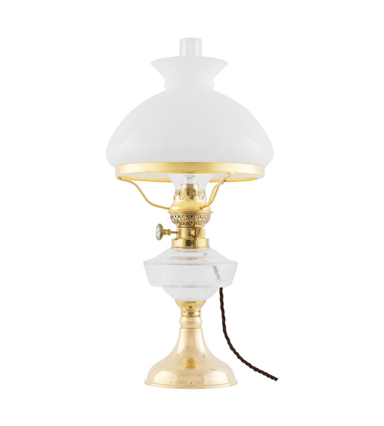 Trossö Elec 190 Messing Van Karlskrona lampfabrik - Een elektrisch gemonteerde petroleumlamp met een oliehuis van helder glas, die met zijn eenvoudige, fraai golvende voet een echte klassieker is en in zijn oorspronkelijke uitvoering al sinds de jaren 1890 in ons assortiment is.