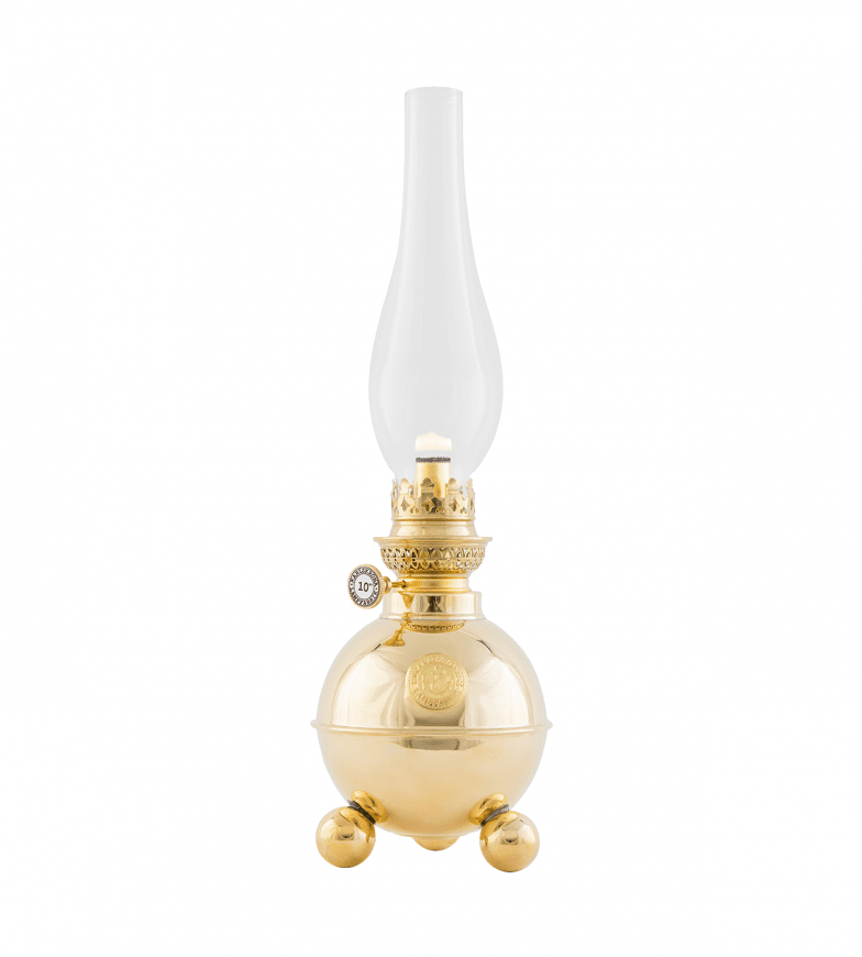  Dragsö Messing Van Karlskrona lampfabrik - Deze petroleumlamp met zijn karakteristieke bolvormige oliehuis op drie bolvormige poten, is een klassieker die vooral rond de kerstperiode populair is.