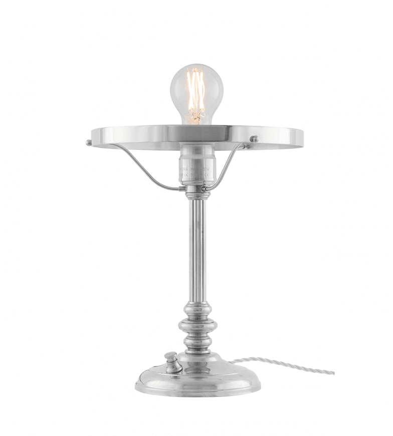 Karlfeldt Nikkel Van Karlskrona lampfabrik - Karlfeldt &auml;r en klassisk skrivbordslampa som har sitt formm&auml;ssiga ursprung i de tidiga 1800-talets Sinumbralampor &ndash; ett smalt mittstag med formen av en antik kannelerad pelare som b&auml;r upp en rotationssymmetriskt formad glaskupa.