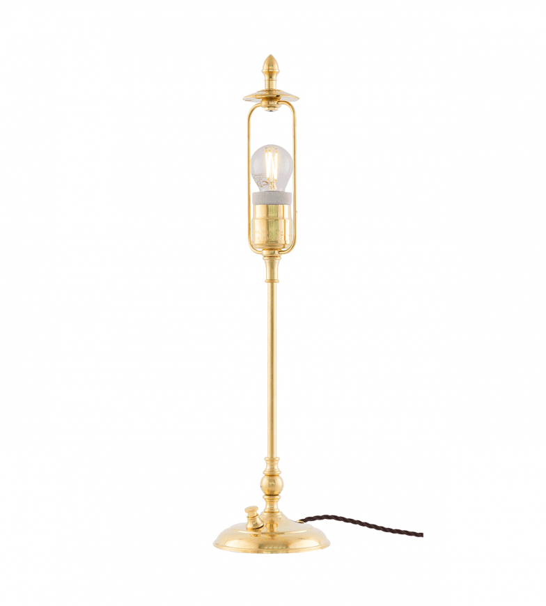 Ankarcrona Messing Van Karlskrona lampfabrik - Lampsk&auml;rmen h&aring;lls upp av en m&auml;ssingslyra, vilket ger ett gedignare k&auml;nsla &auml;n sk&auml;rmar med fasta vitlackerade lyror.