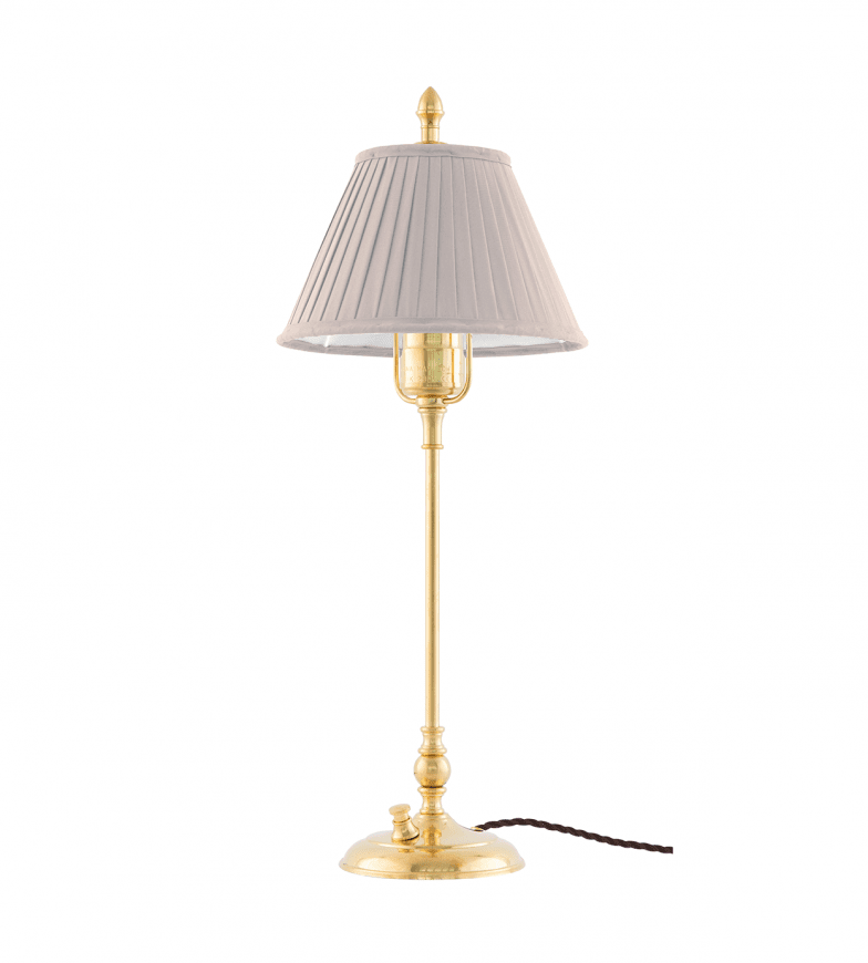 Ankarcrona Messing Van Karlskrona lampfabrik - Lampsk&auml;rmen h&aring;lls upp av en m&auml;ssingslyra, vilket ger ett gedignare k&auml;nsla &auml;n sk&auml;rmar med fasta vitlackerade lyror.