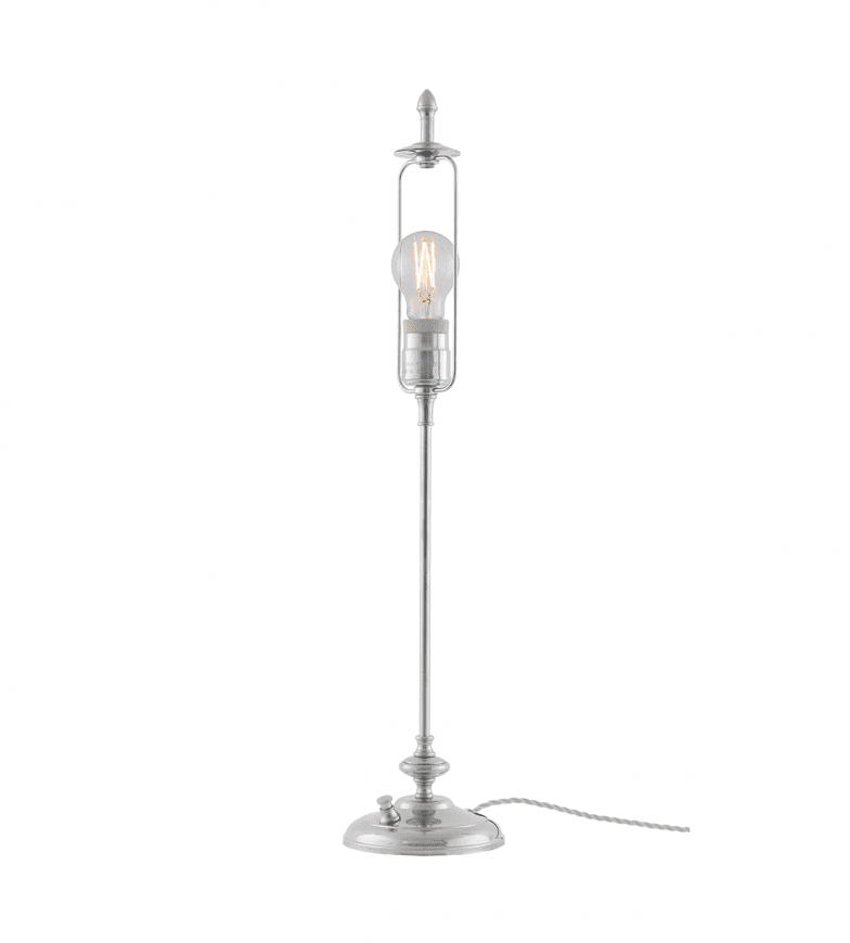 Moberg Nikkel Van Karlskrona lampfabrik - Lampsk&auml;rmen h&aring;lls upp av en m&auml;ssingslyra, vilket ger ett gedignare k&auml;nsla &auml;n sk&auml;rmar med fasta vitlackerade lyror.