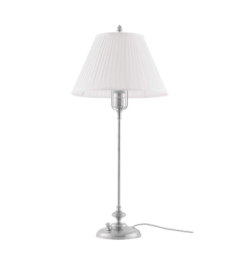 Moberg Nikkel Van Karlskrona lampfabrik - Lampsk&auml;rmen h&aring;lls upp av en m&auml;ssingslyra, vilket ger ett gedignare k&auml;nsla &auml;n sk&auml;rmar med fasta vitlackerade lyror.