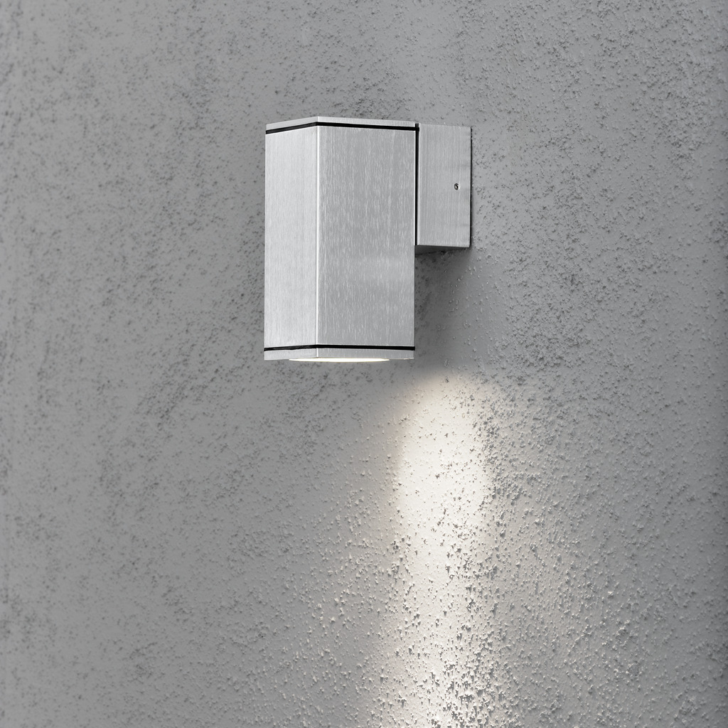 Monza Zilver buitenlamp Van Konstsmide - Dankzij het kubusvormige ontwerp en het directe licht is het ideaal voor het creëren van een verfijnde sfeer in entrees en looppaden.