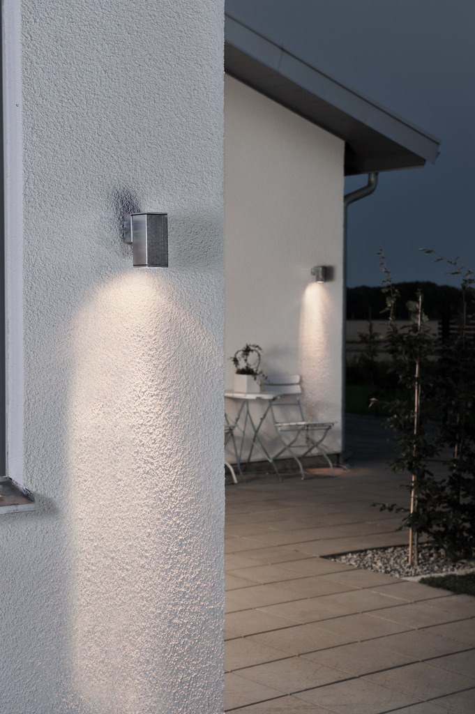 Monza Zilver buitenlamp Van Konstsmide - Dankzij het kubusvormige ontwerp en het directe licht is het ideaal voor het creëren van een verfijnde sfeer in entrees en looppaden.