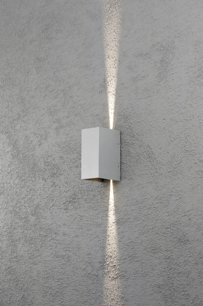 Cremona Grijs buitenlamp Van Konstsmide - Dankzij de duurzame materialen en hoge kwaliteit is deze lamp zowel mooi als weerbestendig: een ideale investering voor langdurige stijl en functionaliteit.