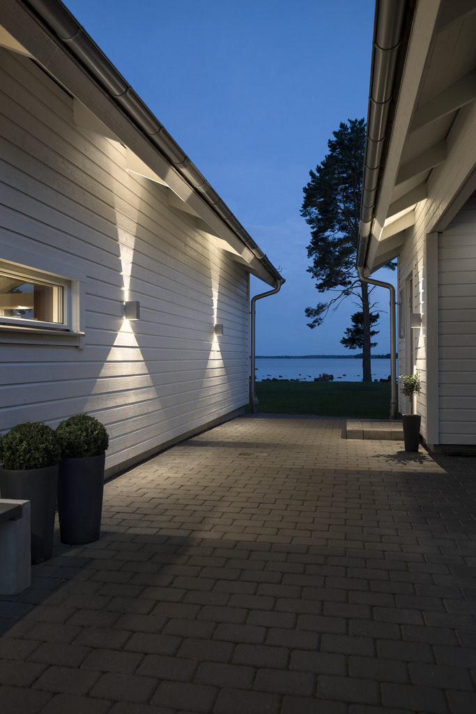 Cremona Grijs buitenlamp Van Konstsmide - Dankzij de duurzame materialen en hoge kwaliteit is deze lamp zowel mooi als weerbestendig: een ideale investering voor langdurige stijl en functionaliteit.