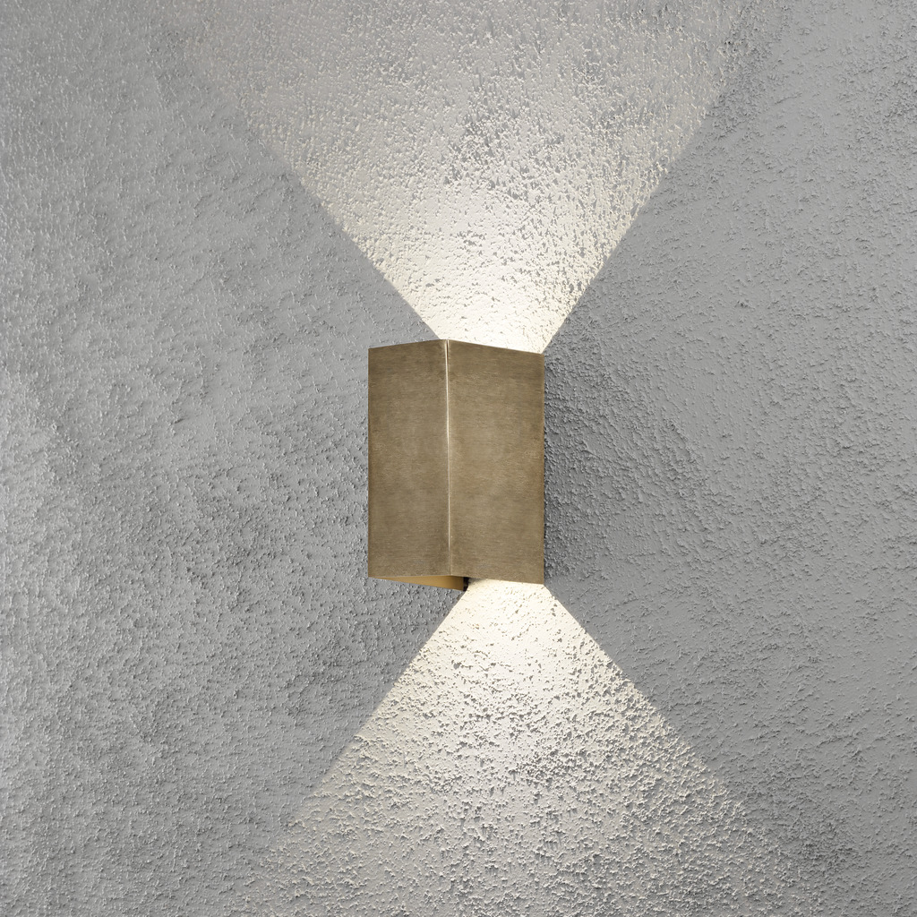 Cremona Messing buitenlamp Van Konstsmide - Dankzij de duurzame materialen en hoge kwaliteit is deze lamp zowel mooi als weerbestendig: een ideale investering voor langdurige stijl en functionaliteit.