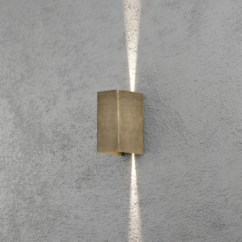 Cremona Messing buitenlamp Van Konstsmide - Dankzij de duurzame materialen en hoge kwaliteit is deze lamp zowel mooi als weerbestendig: een ideale investering voor langdurige stijl en functionaliteit.