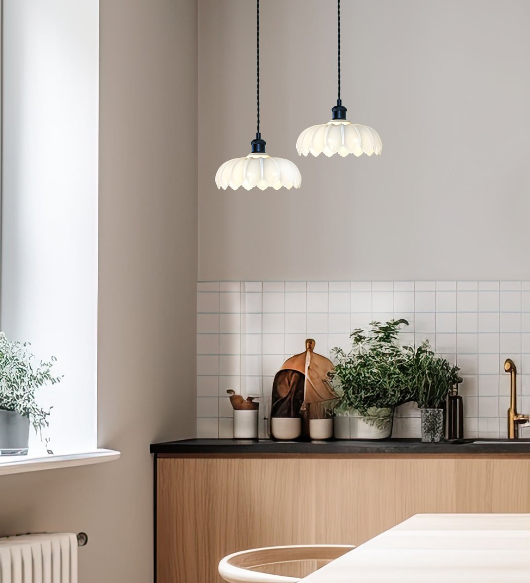 Sofia Ø25 Zwart en wit raamlamp Van Aneta Lighting - Creëert een decoratief lichtpunt in het raam dat bijdraagt aan een uitnodigende en gezellige sfeer.