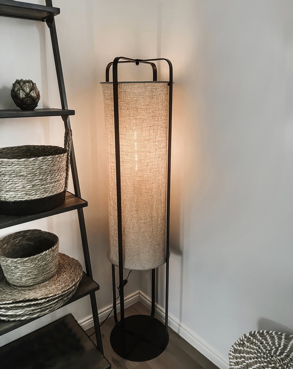 Ronda Natuur vloerlamp Van Aneta Lighting - Ronda is een moderne staande lamp met een zwart metalen frame en een natuurlijke beige stof van linnenachtige kwaliteit.