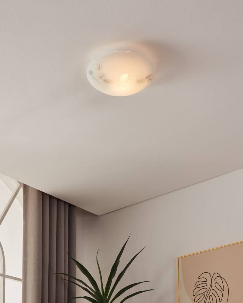 Mars Ø25 Wit plafondlamp Van Eglo - Dankzij het decoratieve ontwerp met discrete bladdetails past de lamp in de meeste interieurs en geeft het een frisse en harmonieuze indruk.