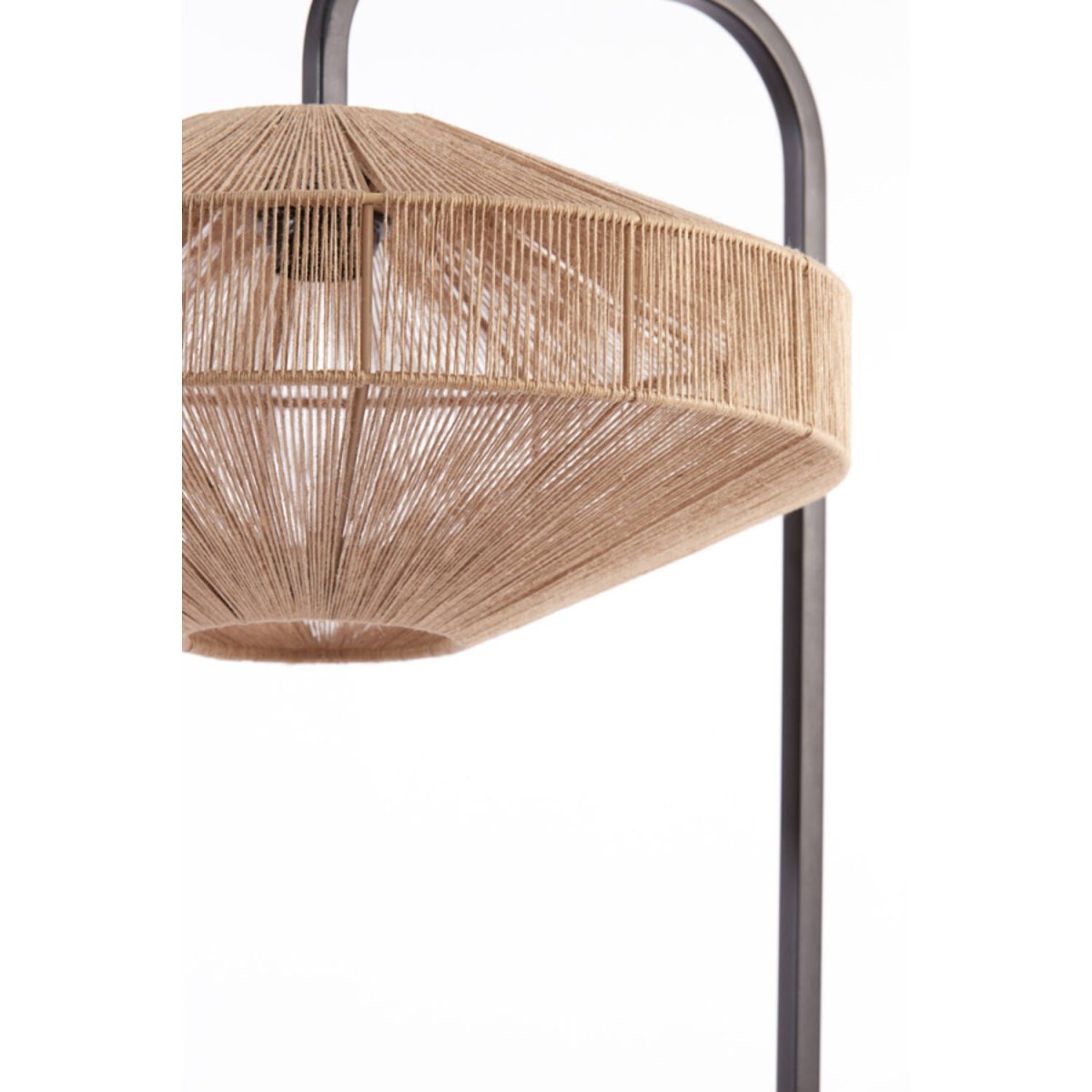 Lyra Natuur vloerlamp Van Light & Living - Lyra is een op de natuur geïnspireerde staande lamp met een kap omwikkeld met gedraaide katoenen draad, wat zorgt voor een zachte en aangename lichtverdeling.