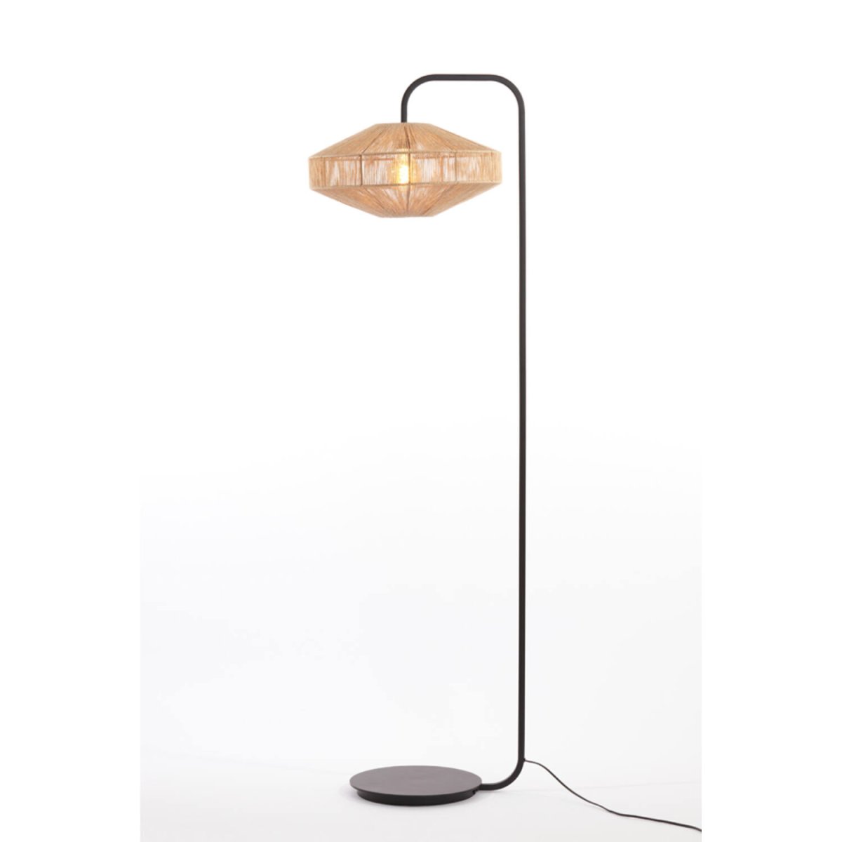 Lyra Natuur vloerlamp Van Light & Living - Lyra is een op de natuur geïnspireerde staande lamp met een kap omwikkeld met gedraaide katoenen draad, wat zorgt voor een zachte en aangename lichtverdeling.