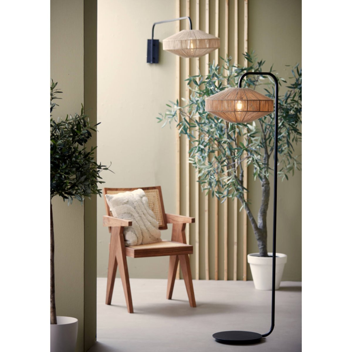 Lyra Natuur vloerlamp Van Light & Living - Lyra is een op de natuur geïnspireerde staande lamp met een kap omwikkeld met gedraaide katoenen draad, wat zorgt voor een zachte en aangename lichtverdeling.