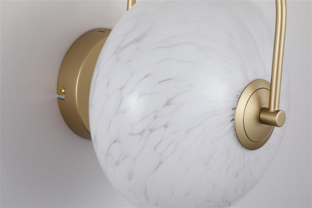 Confetti Ø25 Goud wandlamp Van Searchlight - Het moderne ontwerp combineert een frame met gouden details en een glazen kap met patroon, die een aangename en uitnodigende gloed verspreidt.