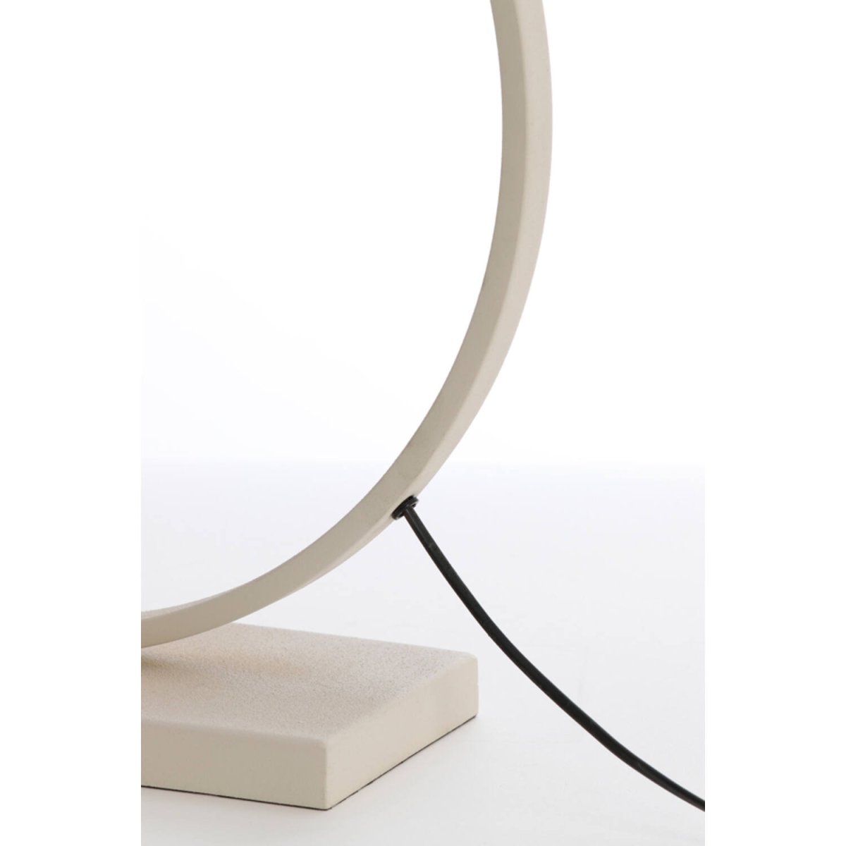 Liva 64cm Crèmewit lampenvoet Van Light & Living - De ronde vorm en de crèmekleurige afwerking geven de lampvoet een stijlvolle en verfijnde uitstraling.