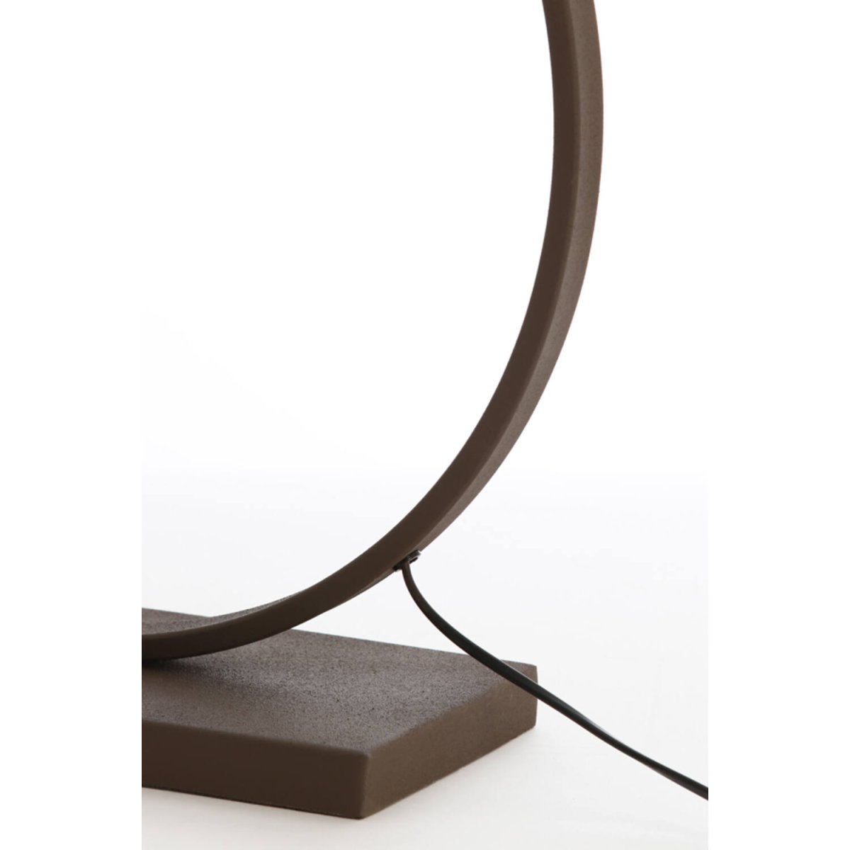 Liva 64cm Bruin lampenvoet Van Light & Living - De ronde vorm en bruine afwerking geven de lampvoet een stijlvolle en verfijnde uitstraling.