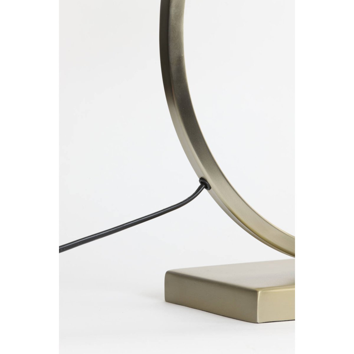 Liva 62cm Goud lampenvoet Van Light & Living - Het stijlvolle ronde ontwerp geeft de lampvoet een verfijnde en tijdloze uitstraling, perfect om een luxe sfeer in huis te creëren.