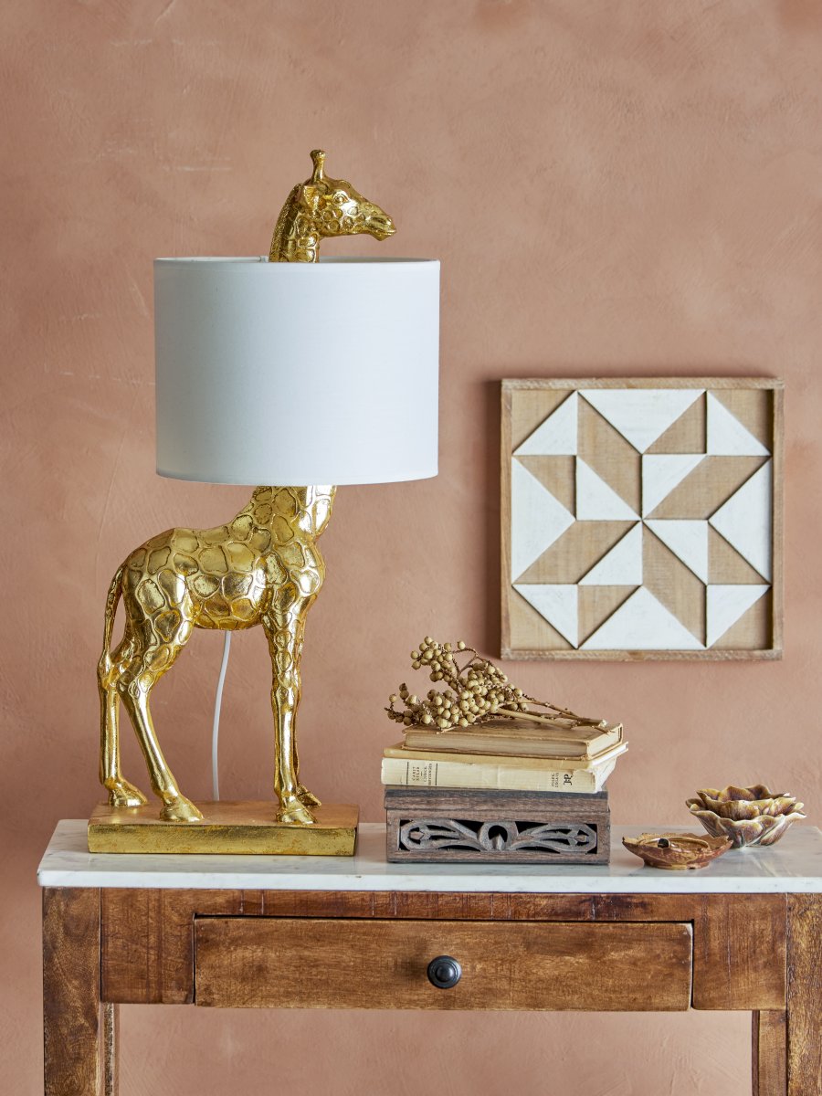 Silas 70cm Goud tafellamp Van Bloomingville - De speelse vorm in combinatie met de elegante gouden afwerking maakt Silas tot een charmant en uniek interieurdetail dat gegarandeerd een glimlach op het gezicht tovert en de kamer een persoonlijke touch geeft.