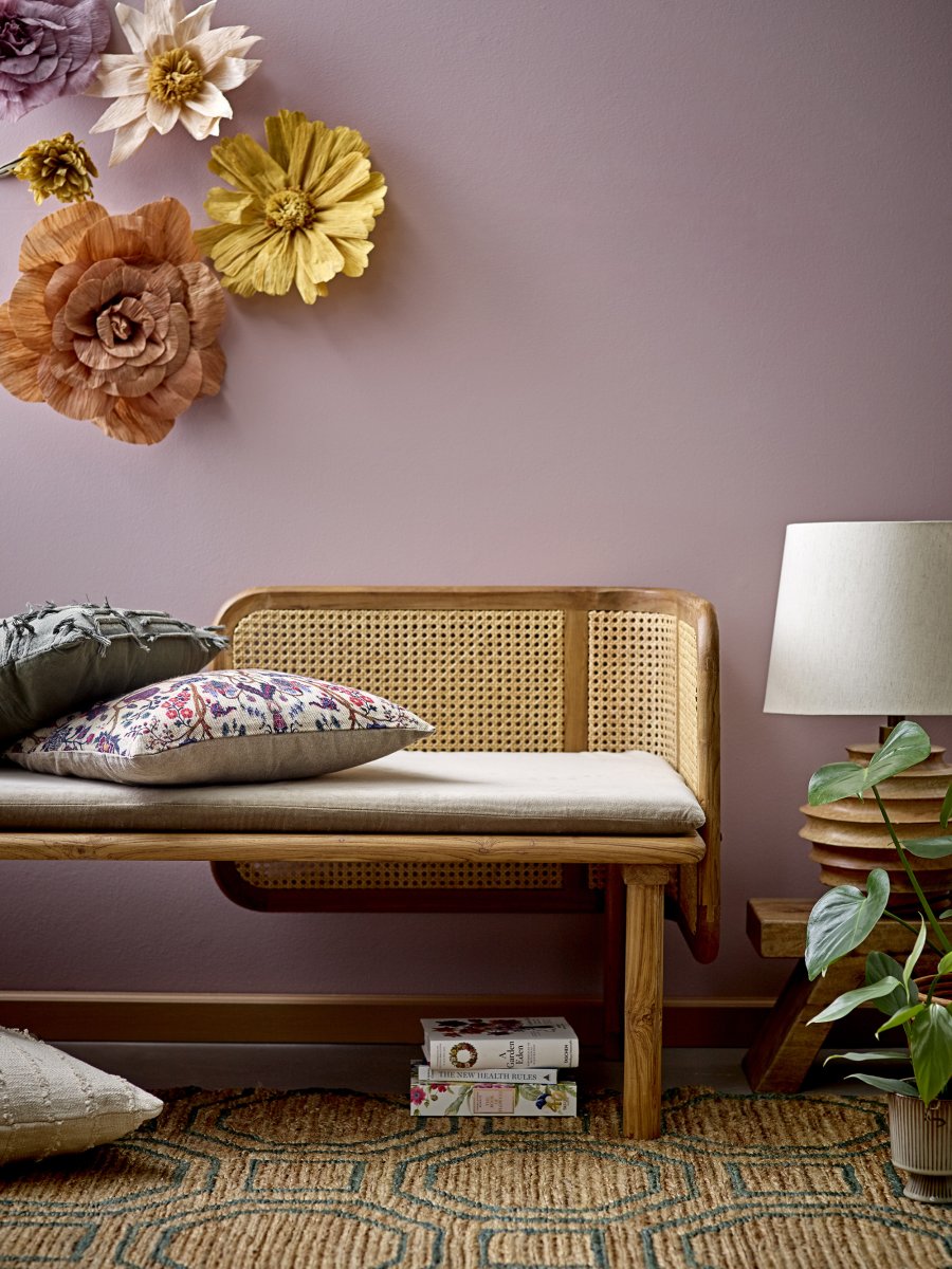 Svale 54cm Hout tafellamp Van Bloomingville - Hij is gemaakt van massief mangohout, waar de natuurlijke rondingen een levendige en organische uitstraling cre&euml;ren - elke lamp wordt een volledig uniek interieurobject.