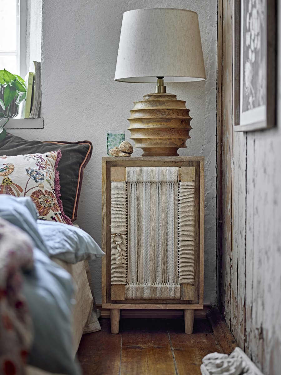 Svale 54cm Hout tafellamp Van Bloomingville - Hij is gemaakt van massief mangohout, waar de natuurlijke rondingen een levendige en organische uitstraling cre&euml;ren - elke lamp wordt een volledig uniek interieurobject.
