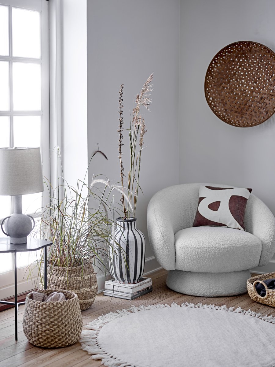 Kean 58cm Grijs tafellamp Van Bloomingville - De Kean tafellamp is een veelzijdige lamp van terracotta met een stijlvolle Scandinavische vorm en een prachtige grijstint die in de meeste huizen past.