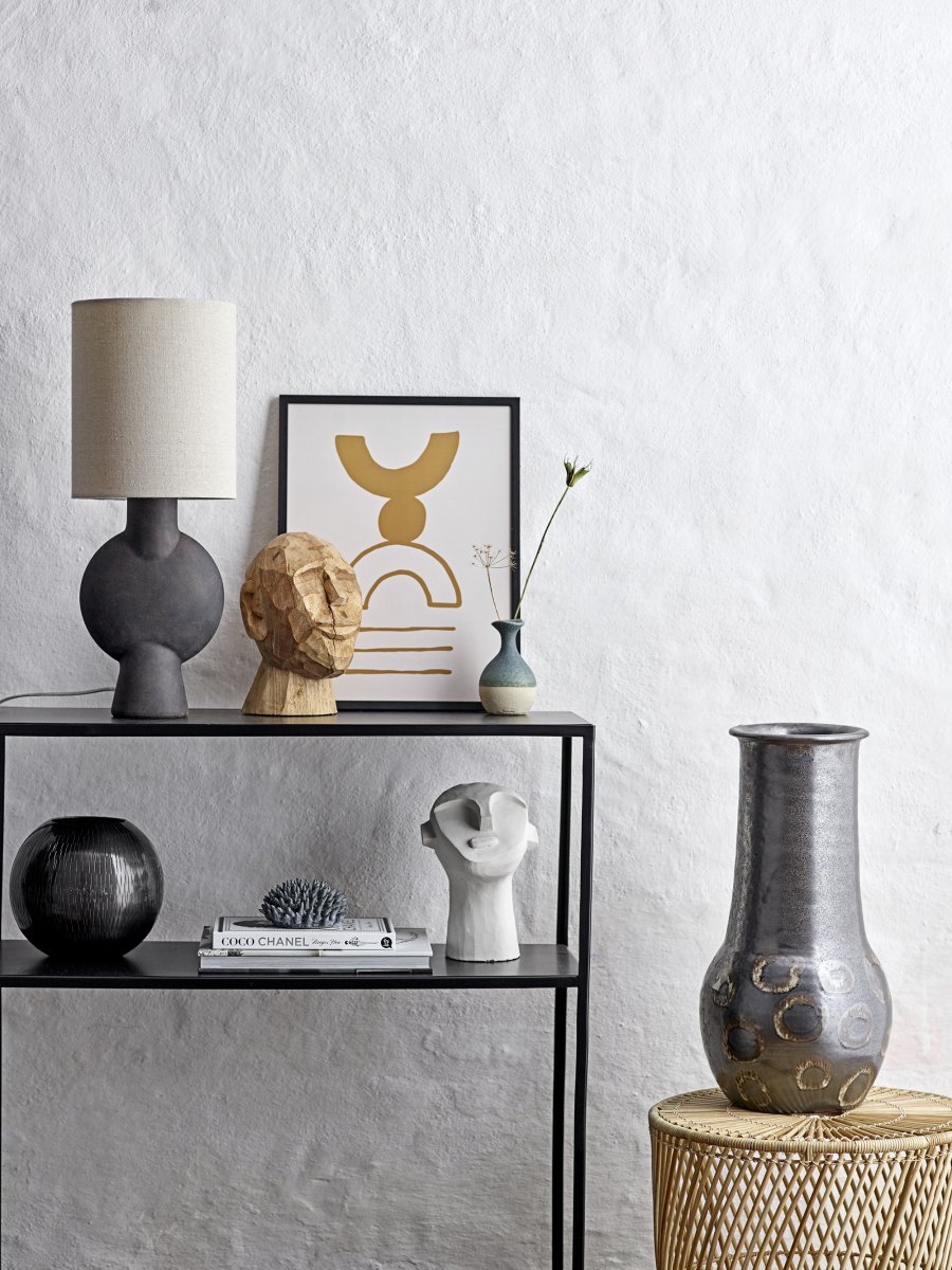 Sergio 55cm Bruin tafellamp Van Bloomingville - De lamp is geglazuurd met een afwerking die per exemplaar verschilt - sommige hebben een donkerdere tint en meer textuur, waardoor elke lamp uniek is in zijn uitstraling.