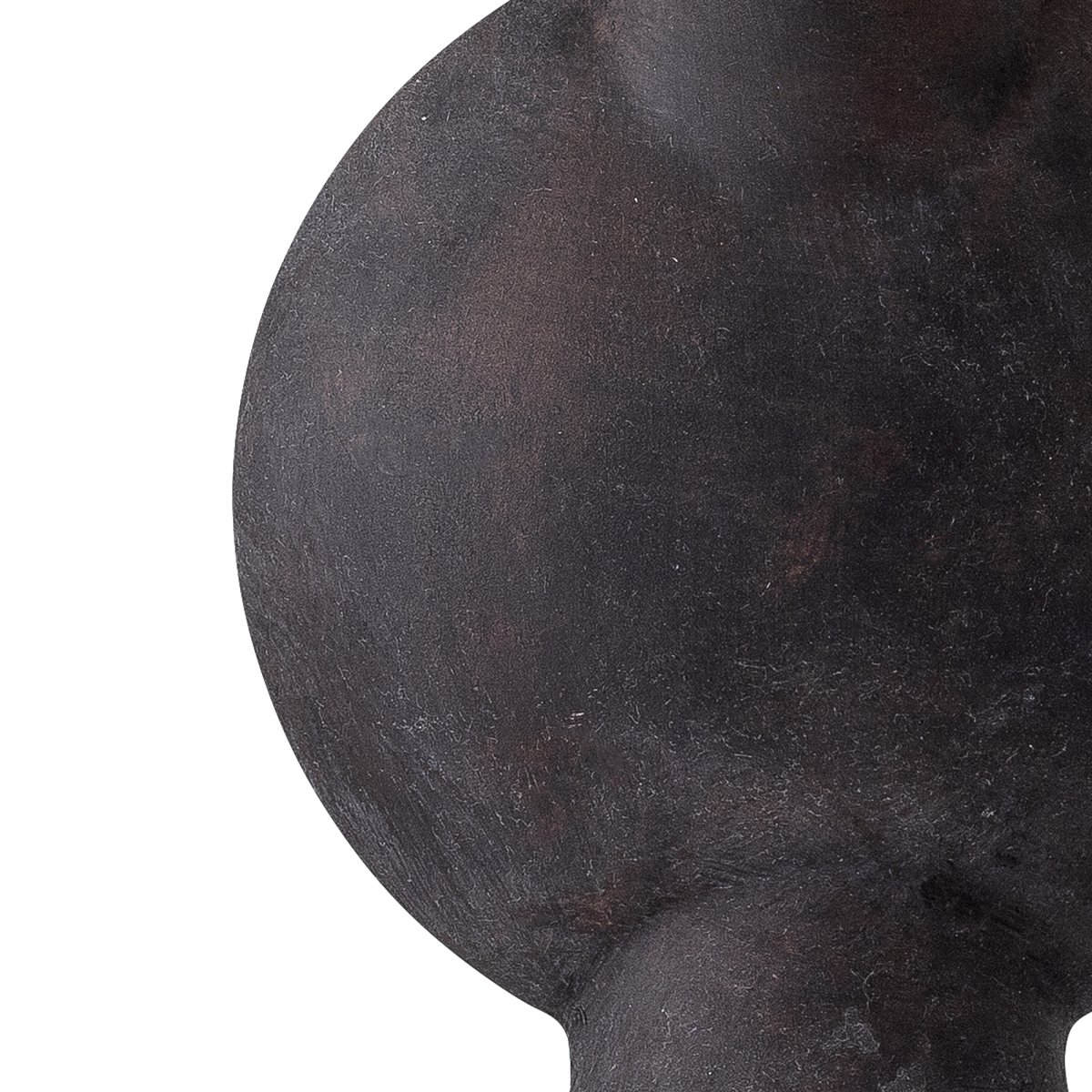 Sergio 55cm Bruin tafellamp Van Bloomingville - De lamp is geglazuurd met een afwerking die per exemplaar verschilt - sommige hebben een donkerdere tint en meer textuur, waardoor elke lamp uniek is in zijn uitstraling.