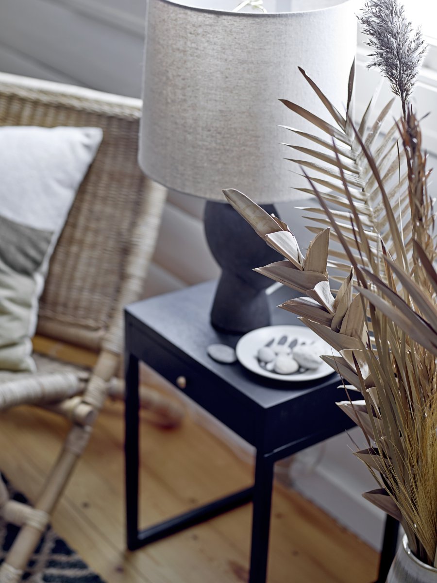 Sergio 55cm Bruin tafellamp Van Bloomingville - De lamp is geglazuurd met een afwerking die per exemplaar verschilt - sommige hebben een donkerdere tint en meer textuur, waardoor elke lamp uniek is in zijn uitstraling.
