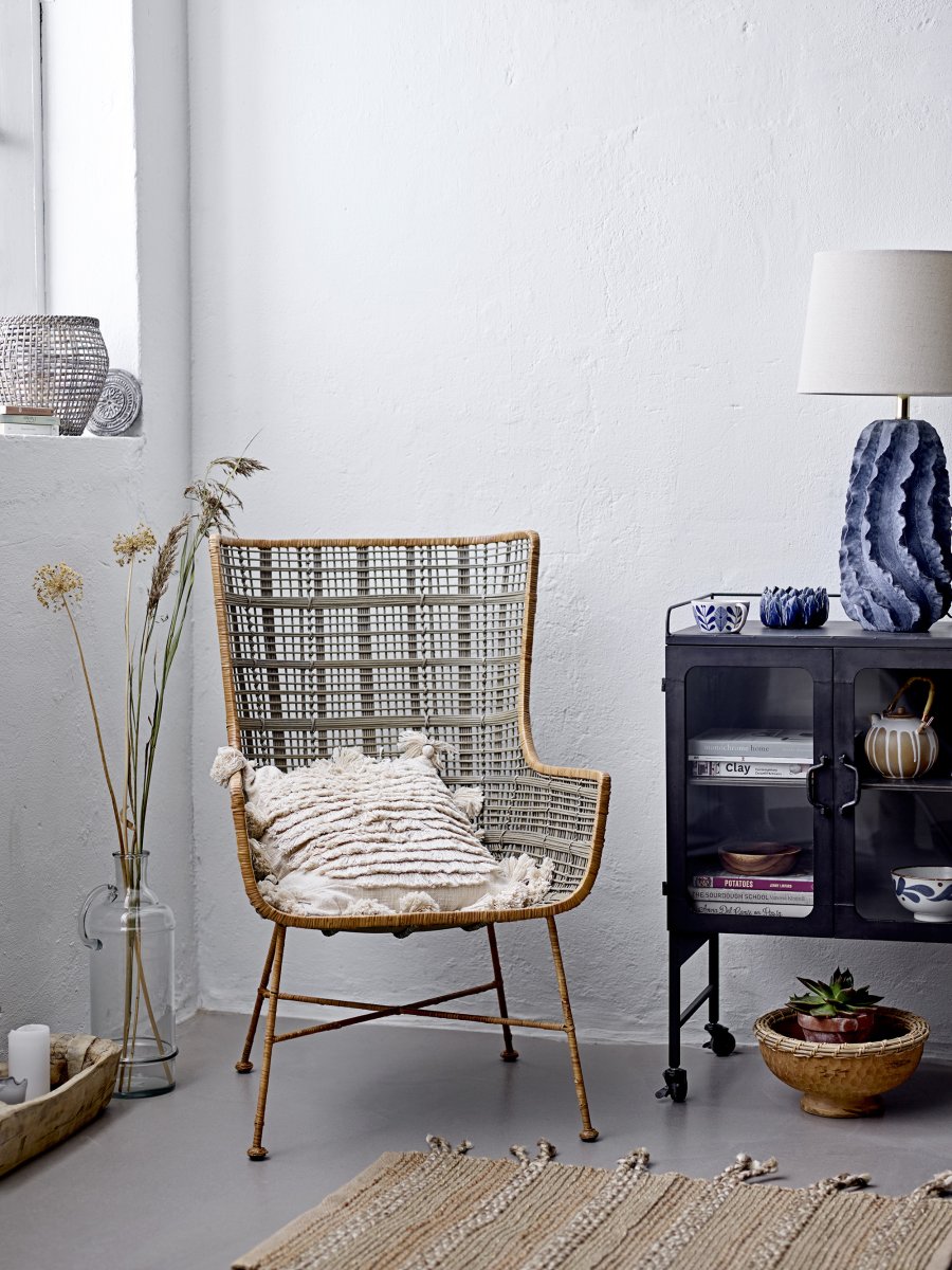Natika 67cm Blauw tafellamp Van Bloomingville - De eenvoudige witte linnen lampenkap vormt een perfecte aanvulling op de sculpturale vorm van de voet en verspreidt een aangenaam licht in de kamer.