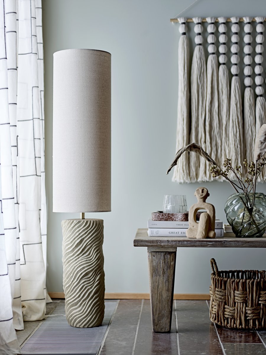 Payah Beige vloerlamp Van Bloomingville - Perfect voor het verlichten van donkere hoeken en tegelijkertijd het cre&euml;ren van een warme en uitnodigende sfeer in de woonkamer, slaapkamer of hal.