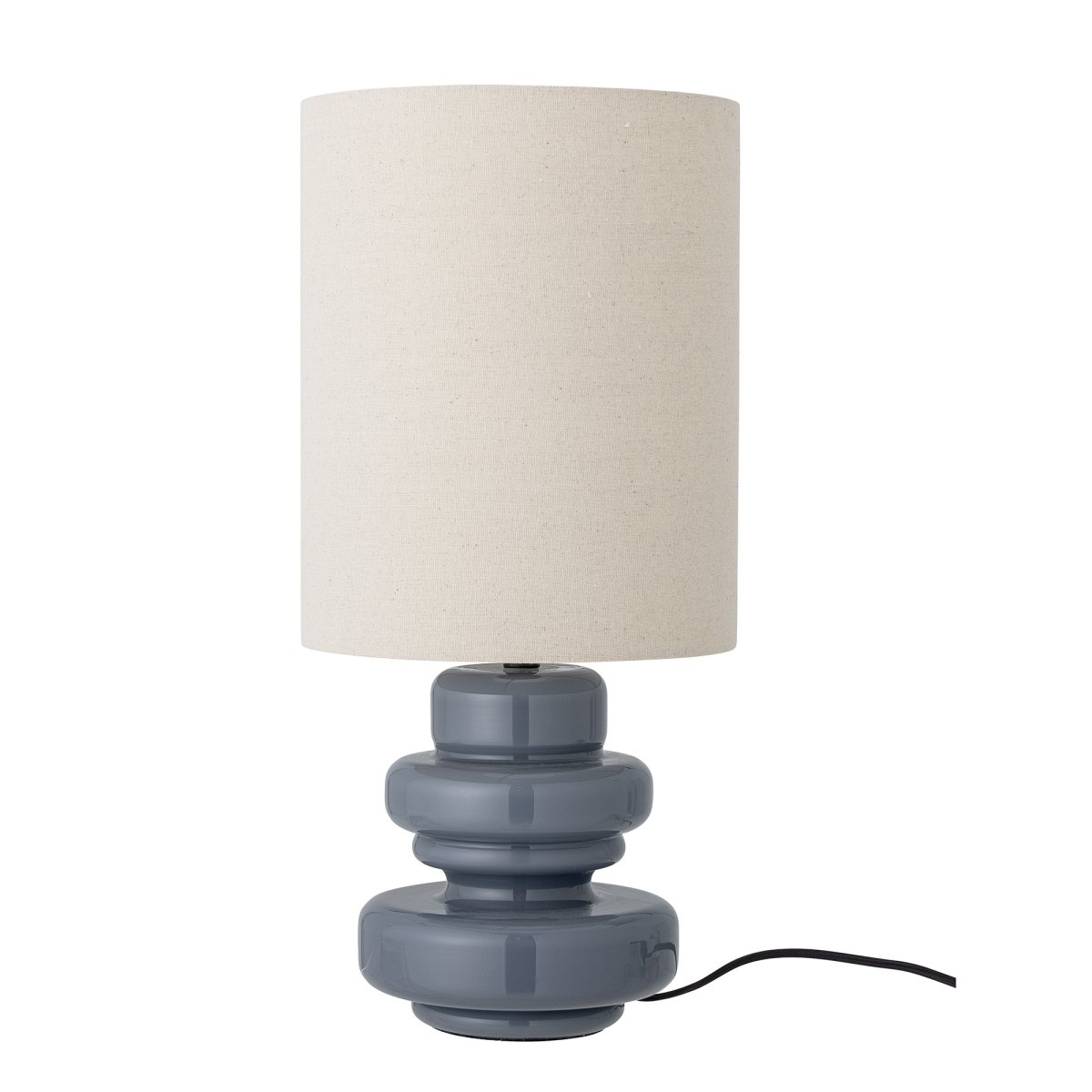 Fabiola 50cm Blauw tafellamp Van Bloomingville - De Fabiola tafellamp van Bloomingville heeft een prachtige blauwe glazen voet met een golvende en organische vorm die een elegante en levendige uitstraling geeft.