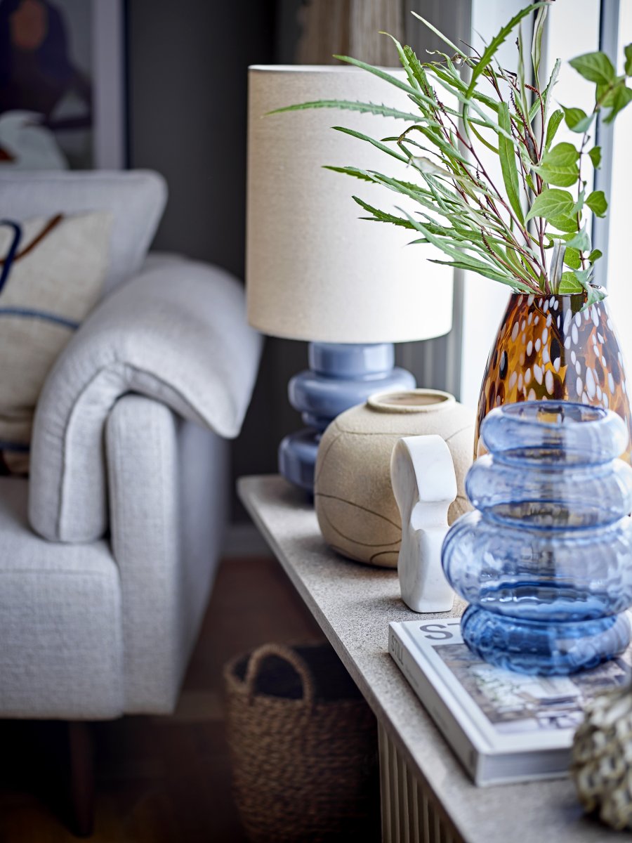 Fabiola 50cm Blauw tafellamp Van Bloomingville - De Fabiola tafellamp van Bloomingville heeft een prachtige blauwe glazen voet met een golvende en organische vorm die een elegante en levendige uitstraling geeft.