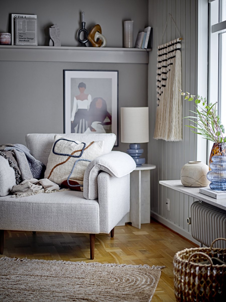 Fabiola 50cm Blauw tafellamp Van Bloomingville - De Fabiola tafellamp van Bloomingville heeft een prachtige blauwe glazen voet met een golvende en organische vorm die een elegante en levendige uitstraling geeft.
