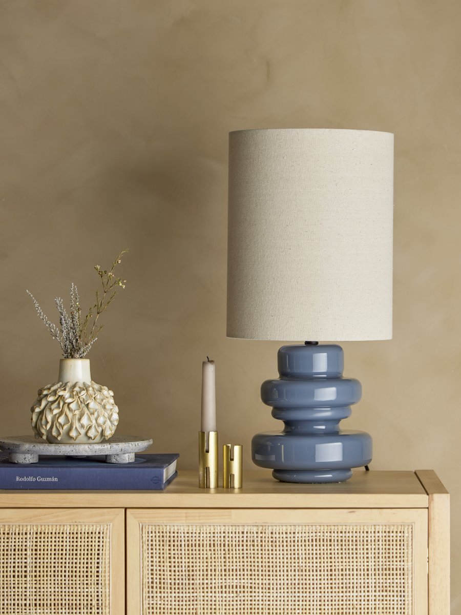 Fabiola 50cm Blauw tafellamp Van Bloomingville - De Fabiola tafellamp van Bloomingville heeft een prachtige blauwe glazen voet met een golvende en organische vorm die een elegante en levendige uitstraling geeft.