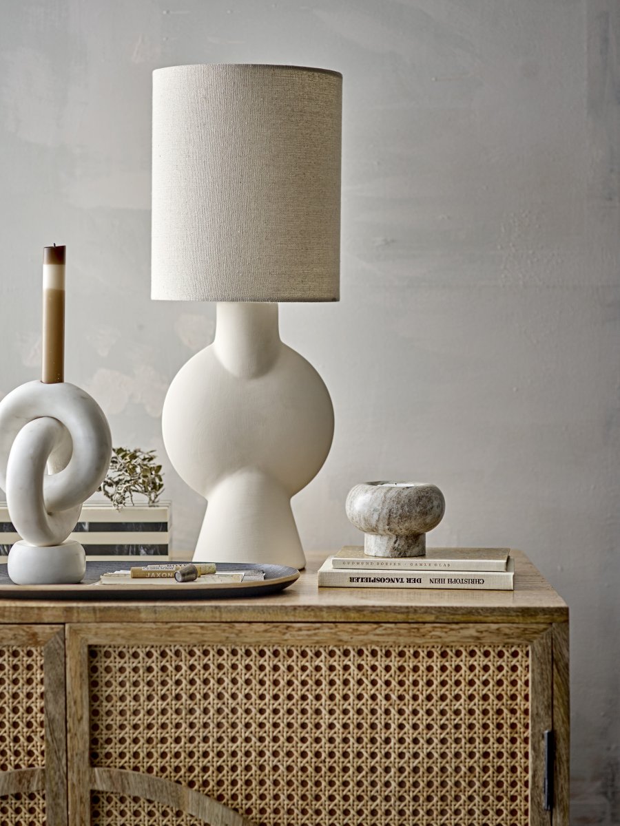 Sergio 55cm Natuurlijk wit tafellamp Van Bloomingville - De lamp is geglazuurd met een afwerking die per exemplaar verschilt - sommige hebben een donkerdere tint en meer textuur, waardoor elke lamp uniek is in zijn uitstraling.