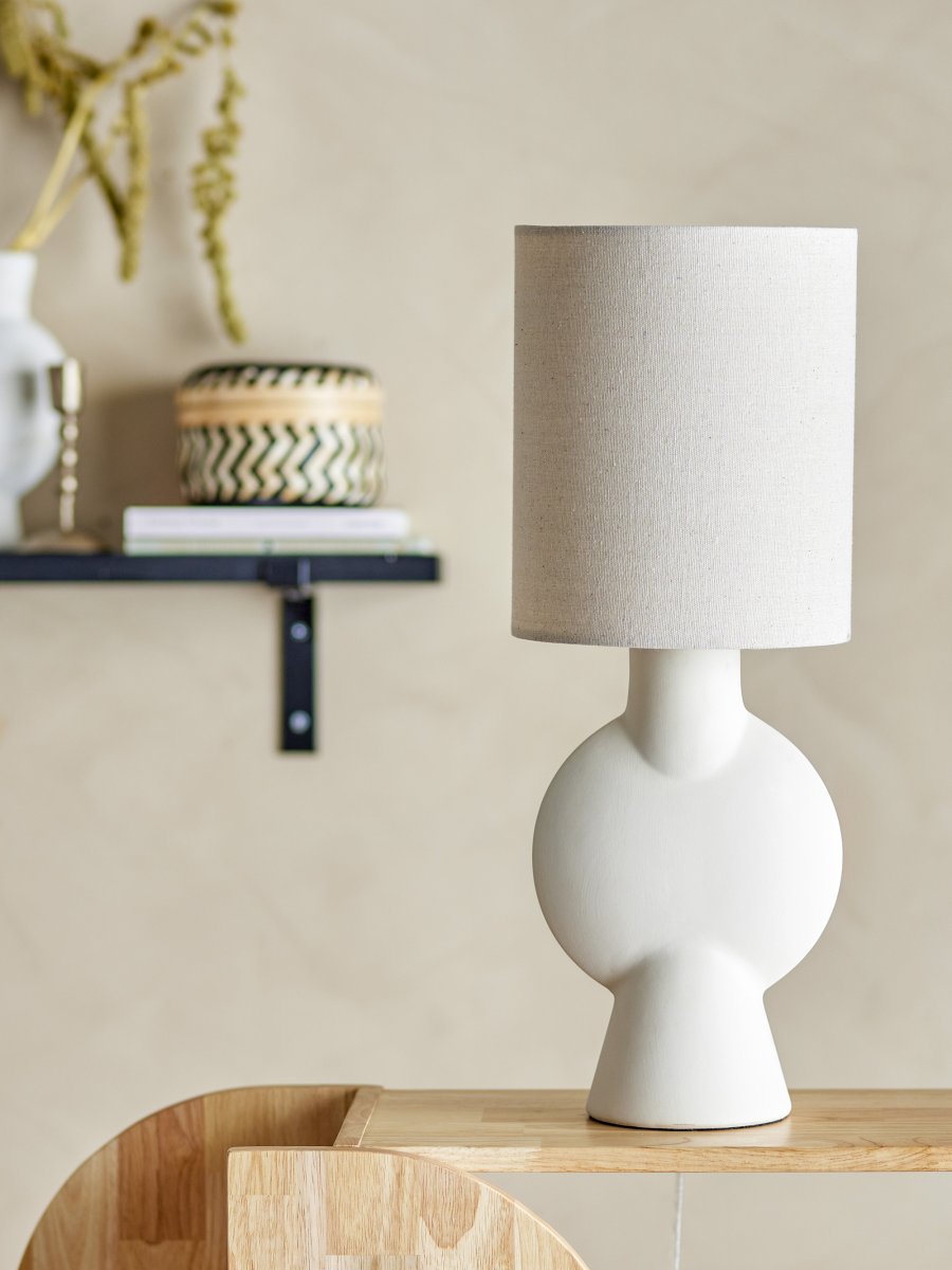 Sergio 55cm Natuurlijk wit tafellamp Van Bloomingville - De lamp is geglazuurd met een afwerking die per exemplaar verschilt - sommige hebben een donkerdere tint en meer textuur, waardoor elke lamp uniek is in zijn uitstraling.