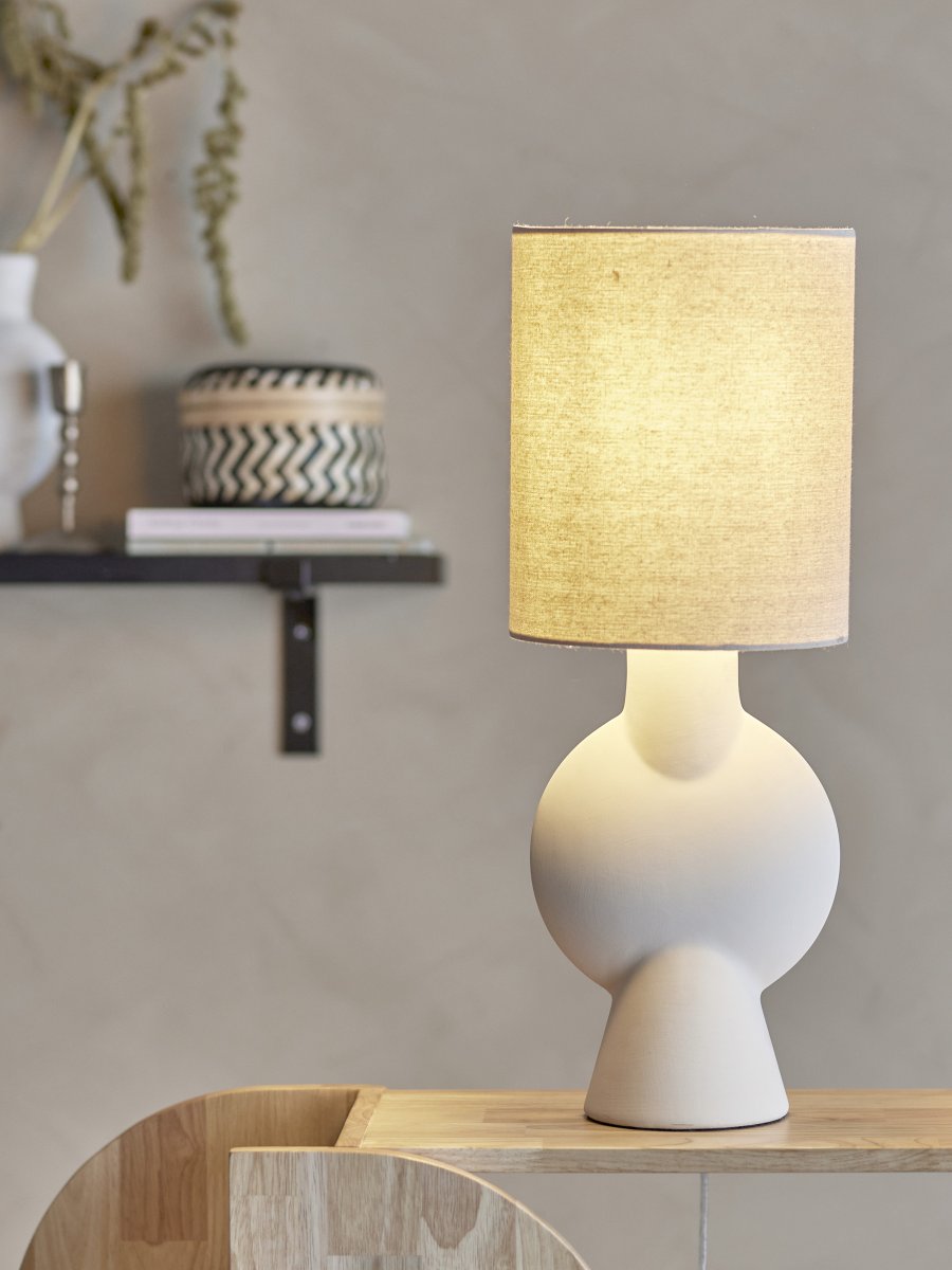Sergio 55cm Natuurlijk wit tafellamp Van Bloomingville - De lamp is geglazuurd met een afwerking die per exemplaar verschilt - sommige hebben een donkerdere tint en meer textuur, waardoor elke lamp uniek is in zijn uitstraling.